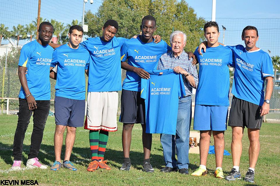 Студенты футбольной академии Michel Hidalgo (Канны, Франция) с основателем Мишелем Идальго